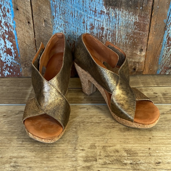 gentle souls Shoes - Gentle Souls Women’s Sun Dae Metallic Gold Leather Cork Heels Open Toe Sandals